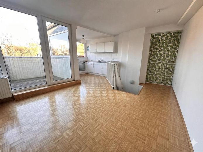 Luminoso appartamento maisonette all'ultimo piano a Friedrichshain, libero subito – Wohnzimmer