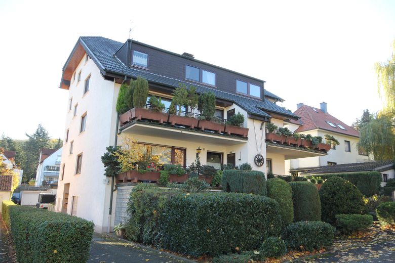 2,5 locali vicino al bosco e alla zona sud della Ruhr, terrazza di 14 m², bagno: vasca + doccia, parquet in legno massello – Vorderfront Hausansicht