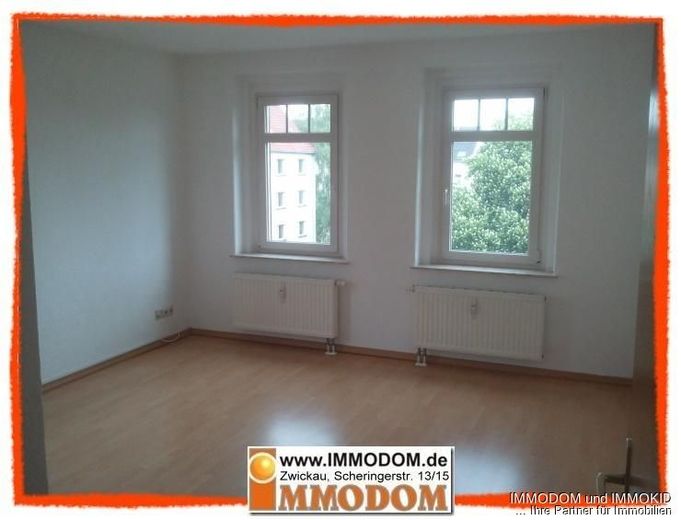 3-Zimmer-Wohnung mit BALKON und Tageslichtbad in Zwickau-Marienthal zu vermieten! – Wohnzimmer