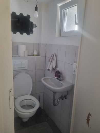 Großzügiges Einfamilienhaus über mehrere Ebenen – Gäste Wc
