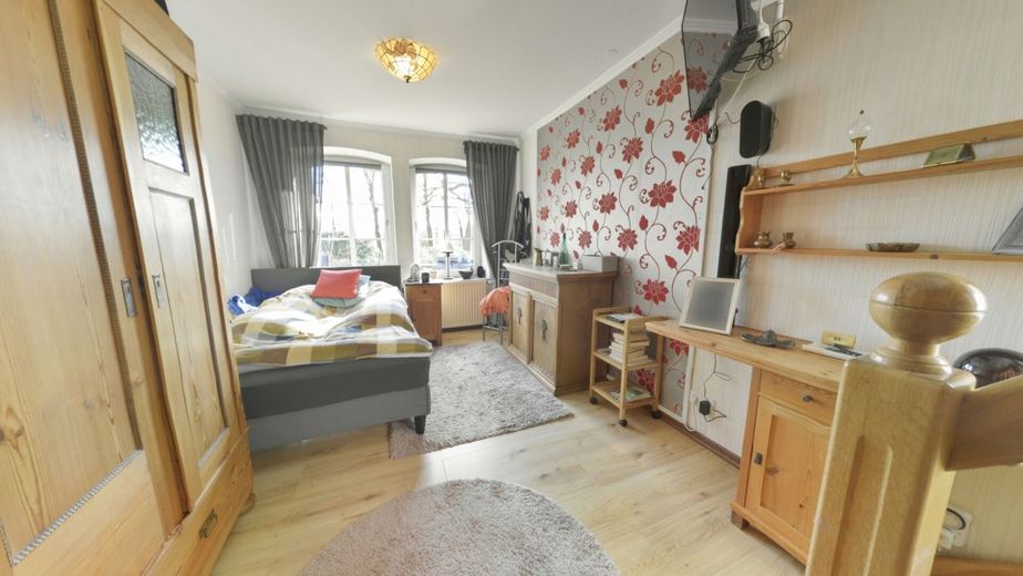 Resthof in echter Alleinlage: Modernisiert | 29.000 m² | 
Einliegerwohnung | Pferdehaltung | Pool – Schlafzimmer