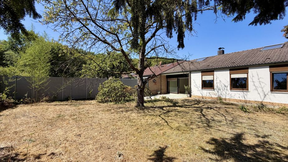Rohdiamant in Top-Lage: Ebenerdiger Bungalow mit großem Garten – viel Platz für Familien – Garten