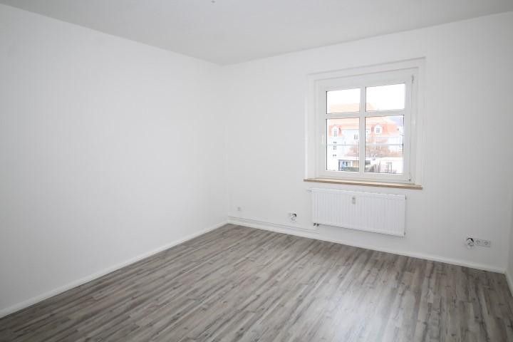 Світла 2-кімнатна квартира з великою кухнею та балконом – Wohnzimmer