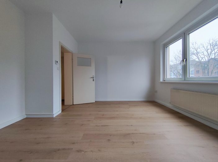 Appartamento ristrutturato di 2,5 locali con balcone e uso del giardino – Zimmer 1