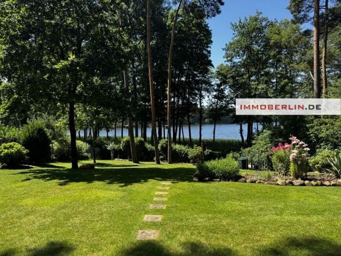 IMMOBERLIN.DE - Vista da sogno sull’acqua! Bungalow moderno con giardino esposto a sud-ovest sul lago Werbellin – Foto 1