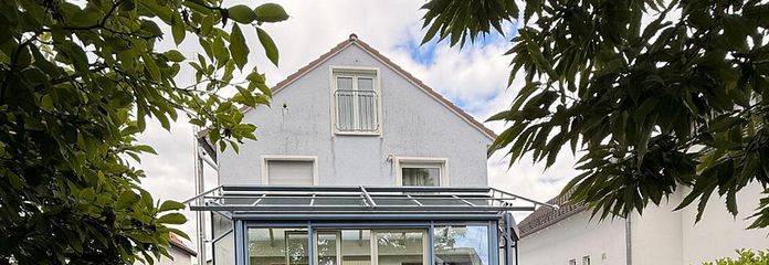 CHARMANTES EINFAMILIENHAUS MIT LICHTDURCHFLUTETEM WINTERGARTEN AUF IDYLLISCHEM GRUNDSTÜCK – Haus