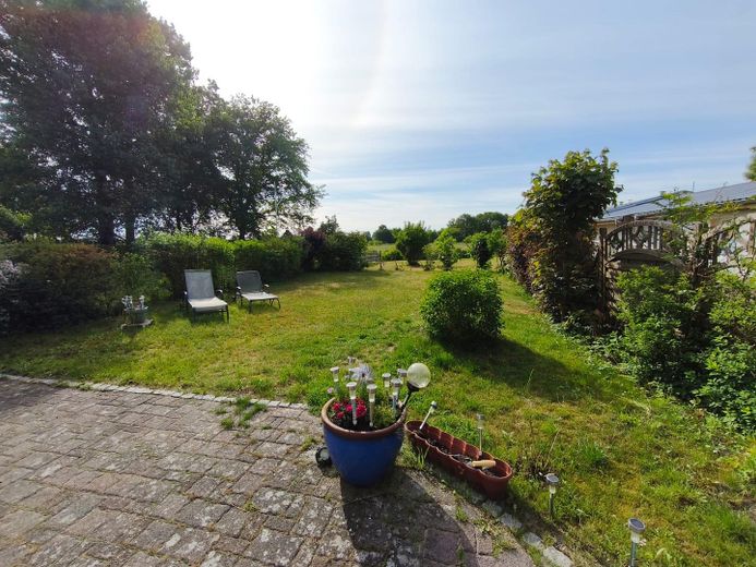 Flexibles Ostseehaus in Karlshagen – Wohnen und Ferienvermietung unter einem Dach – Blick in den Garten