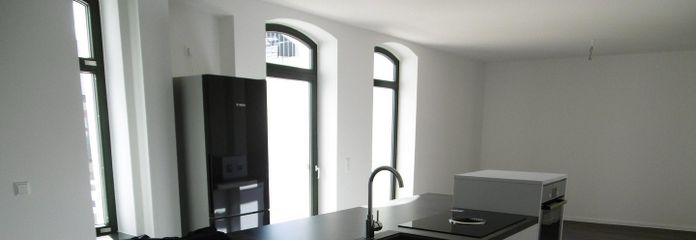 Außergewöhnliche Loftwohnung mit Balkon – Moderner Küchenblock