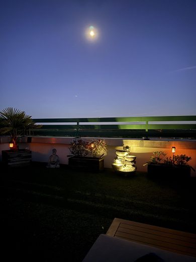 Penthouse mit großer Dachterrasse, Panoramablick & privater Sauna – Abendstimmung Dachterrasse