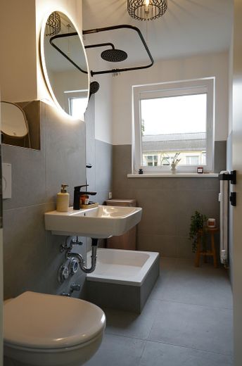 Taşının ve rahat edin – yeni kapsamlı yenilenmiş 3 odalı daire, sundurmalı – Badezimmer