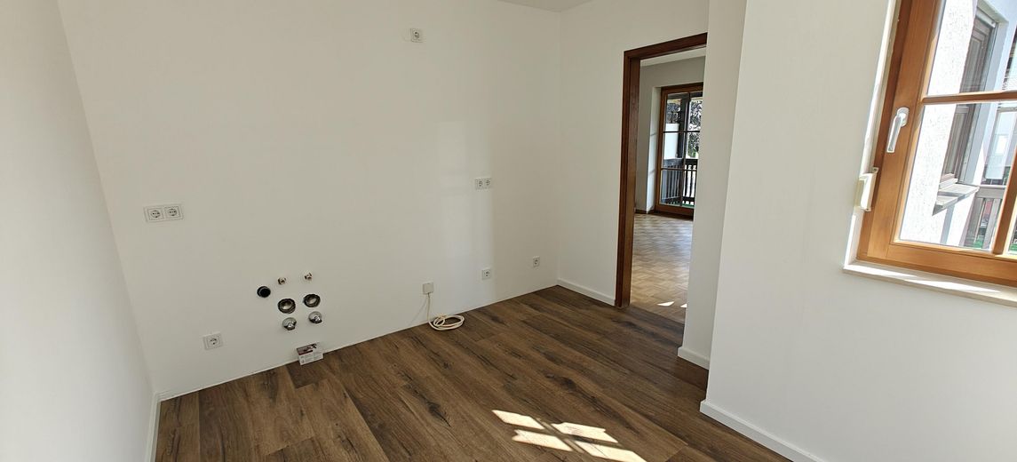 Frisch renovierte lichtdurchflutete 4-Zimmer Maisonette Wohnung mit großem Balkon und TG Stellplatz – Küche