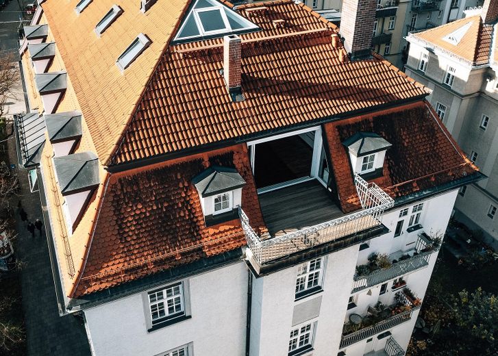 Moderne Dachterrassen-Maisonette-Wohnung mit denkmalgeschütztem Altbauflair – Dachterrasse Aussenansicht