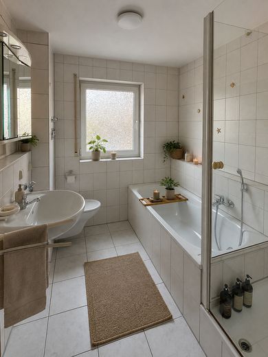 Appartamento di 3,5 locali. Piano terra, terrazza, posto auto + garage interrato. Privo di barriere, senza provvigione, da privato, senza agenzia – Bad (mit KI möbliert)