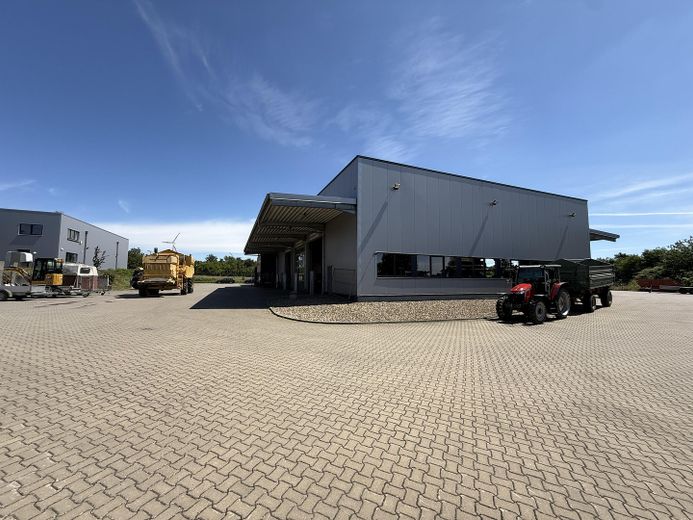 Modernes Technikcenter mit Ausstellungshalle und großem Grundstück direkt an der B444 – Außenansicht