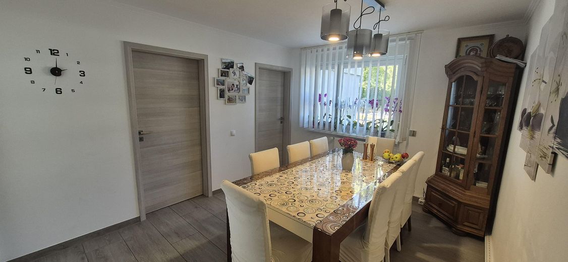 Appartement moderne de 4,5 pièces, 105 m², de plain-pied avec 2 balcons dans un cadre calme en lisière de forêt à Mühlacker – Esszimmer