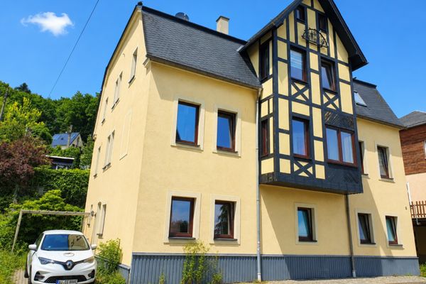Rodzinne szczęście z dużą ilością przestrzeni – przestronny dom mieszkalny z apartamentem wakacyjnym w samym sercu Bernsbach