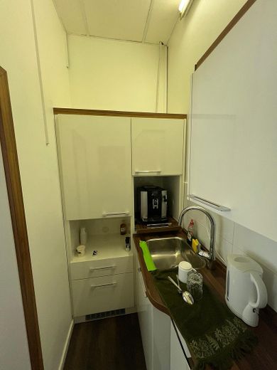 Kaffe und Einbau-Kühlschrank