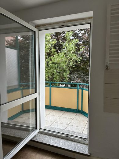 Küche mit Blick auf Balkon