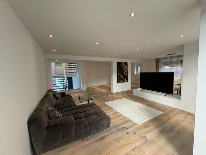 Modernes, großzügiges Einfamilienhaus mit Einliegerwohnung und Garage am Waldrand – Wohnzimmer