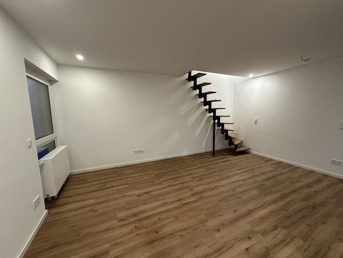 Finanzierbareres 3 Familienhaus für Familien in Mittenaar, tolle Möglichkeit für Kapitalanleger – Wohnzimmer/Esszimmer Wohnung 3