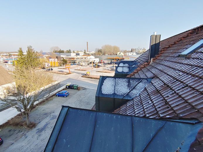 Avis aux investisseurs : duplex habité et meublé de 4 pièces avec cuisine, salle de bains et WC supplémentaires, dans un quartier calme proche du centre – Blick nach Ost