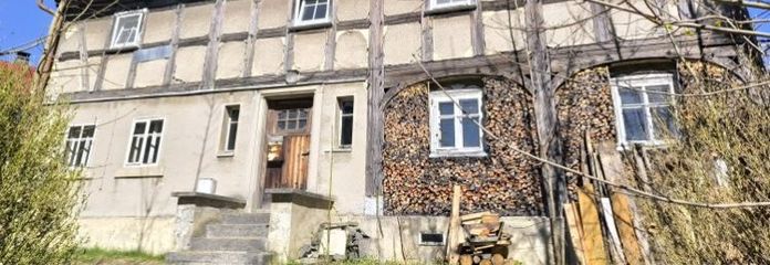 Affascinante casa a intelaiatura tipica presso il ruscello – Immobile da ristrutturare tutelato come monumento con potenziale