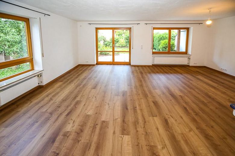 Senden‑Aufheim'de birinci sınıf konumda modernize edilmiş ikiz ev – 140 m² yaşam alanı + büyük ofis - komisyonsuz – Helles Wohnzimmer