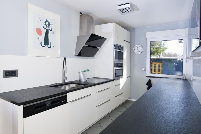 Haus im Bungalowstil als Fertigbau mit Pool, Nebengelass und großem Grundstück – Küche