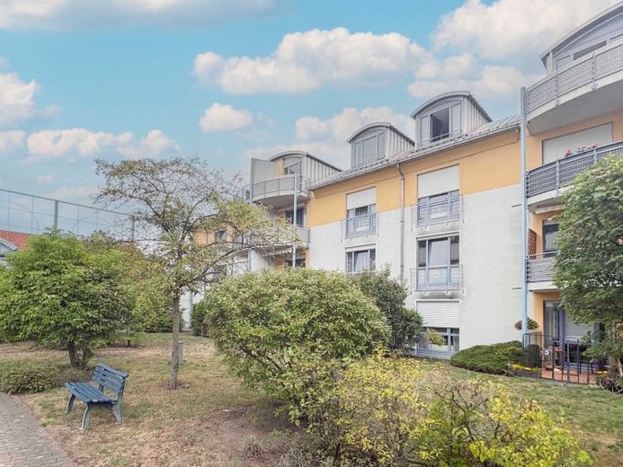 Vacant 2-room top-floor apartment with balcony & garage parking space – Photo 1