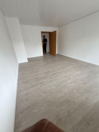 Moderno appartamento di 3 locali con balcone, cucina componibile e posto auto a Weinsberg – Photo 10