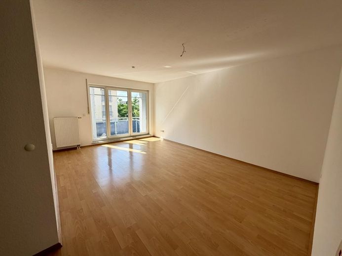 Provisionsfrei & erbpachtfrei: Helle 3-Zimmer-Wohnung mit zwei Balkonen im Frankfurter Bogen – Heller Wohnbereich