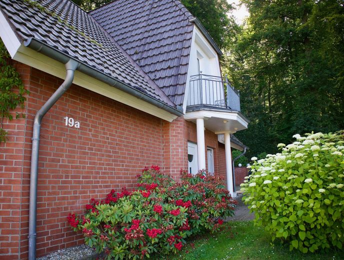 Freiraum im Grünen, zentral verbunden. Provisionsfrei - Geben Sie gern Ihr Preisangebot ab! – Seitliche Frontansicht