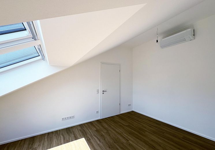 Prima locazione: moderno appartamento mansardato di 4 locali con balcone a ovest e aria condizionata a Anzing - WE07 – Schlafzimmer klimatisiert