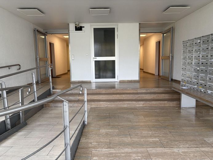 2-кімнатна квартира площею 65 м² на 11-му поверсі з захопливим панорамним краєвидом – Skyline, Таунус і аеропорт – Eingangsbereich im Hochhaus