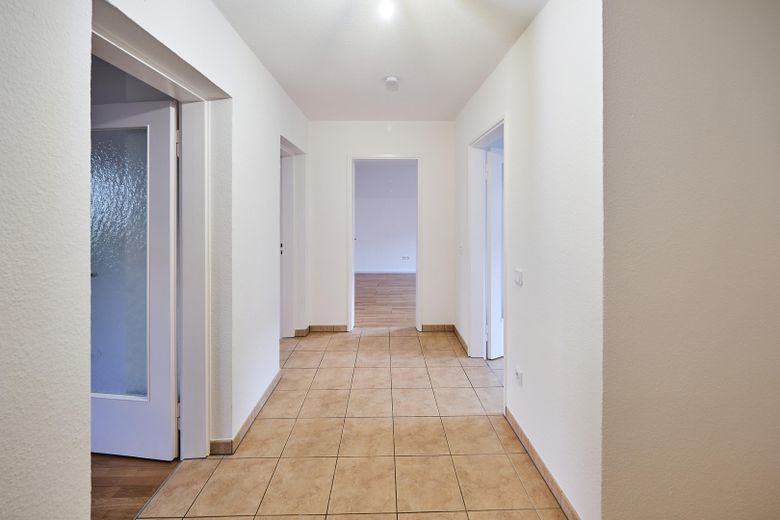 Helle 3 Zimmer am Waldstreifen — Balkon, TG-Stellplatz, bezugsfrei & provisionsfrei – Diele erschließt alle Räume