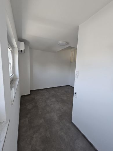 Großzügige Maisonette im Architektenhaus mit Kamin, Balkon & Albblick – ideal für 1–2 Personen – Zimmer 2 (2. OG)