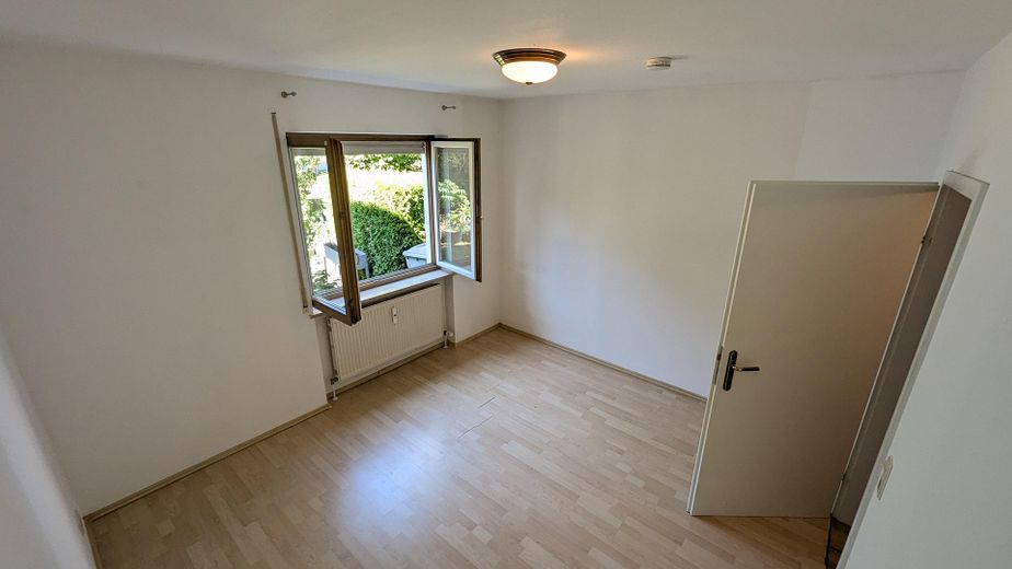 Gepflegte Erdgeschosswohnung mit Terrasse & Garage in Passau-Rittsteig – Schlafzimmer mit Gartenblick