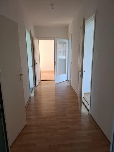 3-Raum-Wohnung, große Küche, 1.OG rechts, Bad mit Fenster, Wanne und Dusche / ALG + BG möglich – Blick Treppenhaus in Wg.-Flur