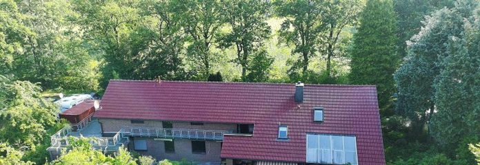 Maison individuelle avec logement indépendant, prairie en pleine nature à Friedeburg – Gesamtansicht Luftbild 1