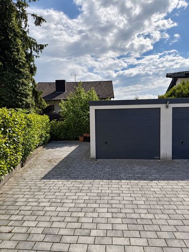 Attico di 4 locali di prima qualità con terrazza sul tetto e garage + posto auto – senza commissioni – Stellplatz und Garage