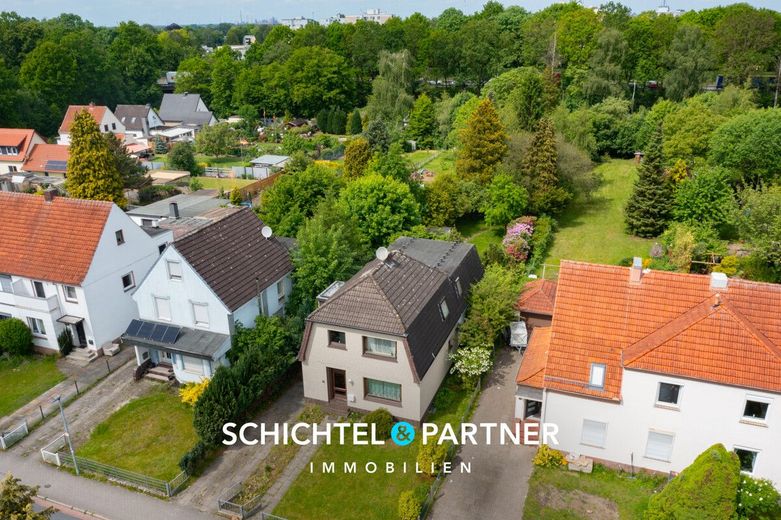 Huchting | Freistehendes Zweifamilienhaus mit großem Grundstück – S&amp;P | Luftansicht