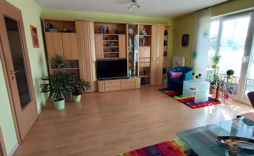 Casa pareada con cochera cubierta – Wohnzimmer