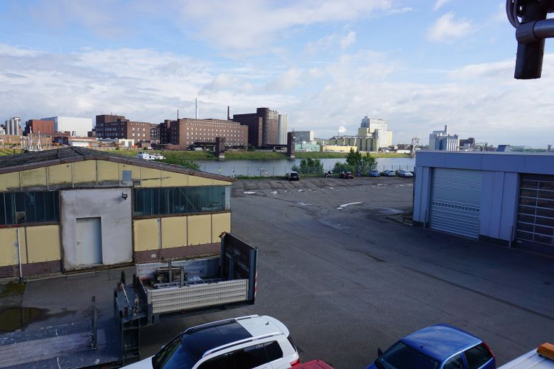 4-Zimmerwohnung im urbanen Mannheimer Industriehafen - ideal für studentische und andere WG's – Blick zum Hafen