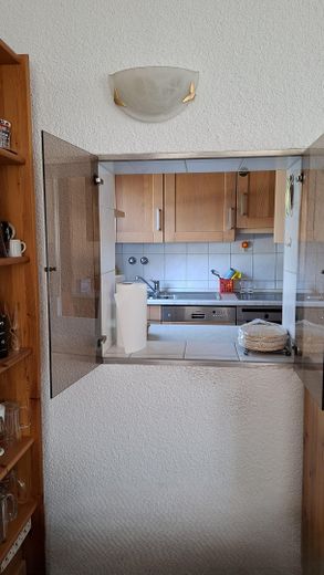 Maison bifamiliale avec jardin mature + 2 garages dans un bon emplacement, sans commission pour l’acheteur – Durchreiche Küche EG