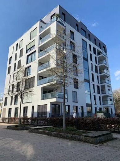 Lujo junto al lago Probstsee: 3,5 hab., cocina equipada, vestidor, garaje subterráneo | 7 min de Patch Barracks – Modern Building