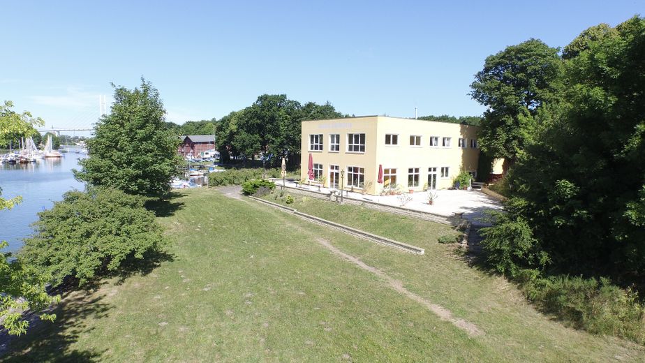 Bardzo duża działka nad wodą przy Strelasundzie z hotelem i terenem budowlanym – Zdjęcie 1