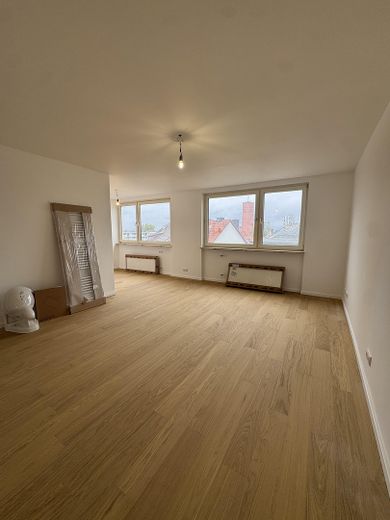 Erstbezug nach Sanierung. Sehr Helle 2 Zimmer Wohnung mit Einbauküche – Photo 1