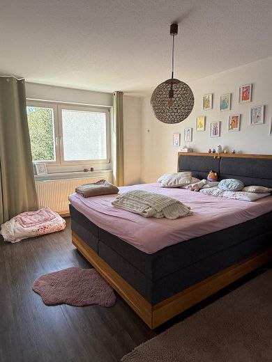 Luminoso, muy luminoso piso de 3 habitaciones, incl. cocina equipada, plaza de aparcamiento en garaje subterráneo, balcón y trastero – Schlafzimmer