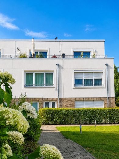 Wohnen im Grünen: Modernes Townhouse mit Garten und zwei Dachterrassen – Townhouse