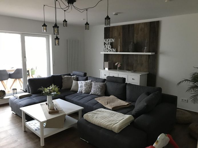 Renoviertes Haus mit Wintergarten, Garage, Werkstatt und Traumgarten - Energieeffizienz Klasse C – Wohnzimmer, Blick Wintergarten